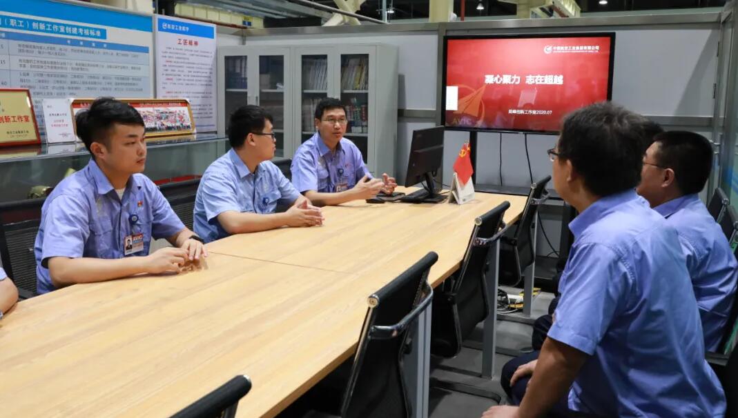 中國航空工業(yè)集團工作服定制款式圖片