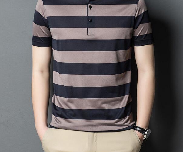 條紋POLO衫搭配卡其色短褲