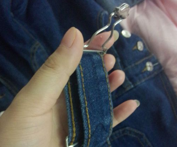 將已經穿過葫蘆扣的背帶向后捋,使其與前面的背帶平行